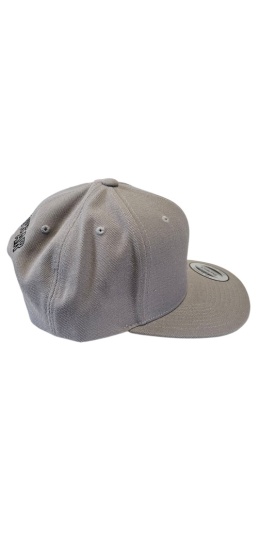 Snapback SIX NU90 Szary z szarym daszkiem / Czarne Logo